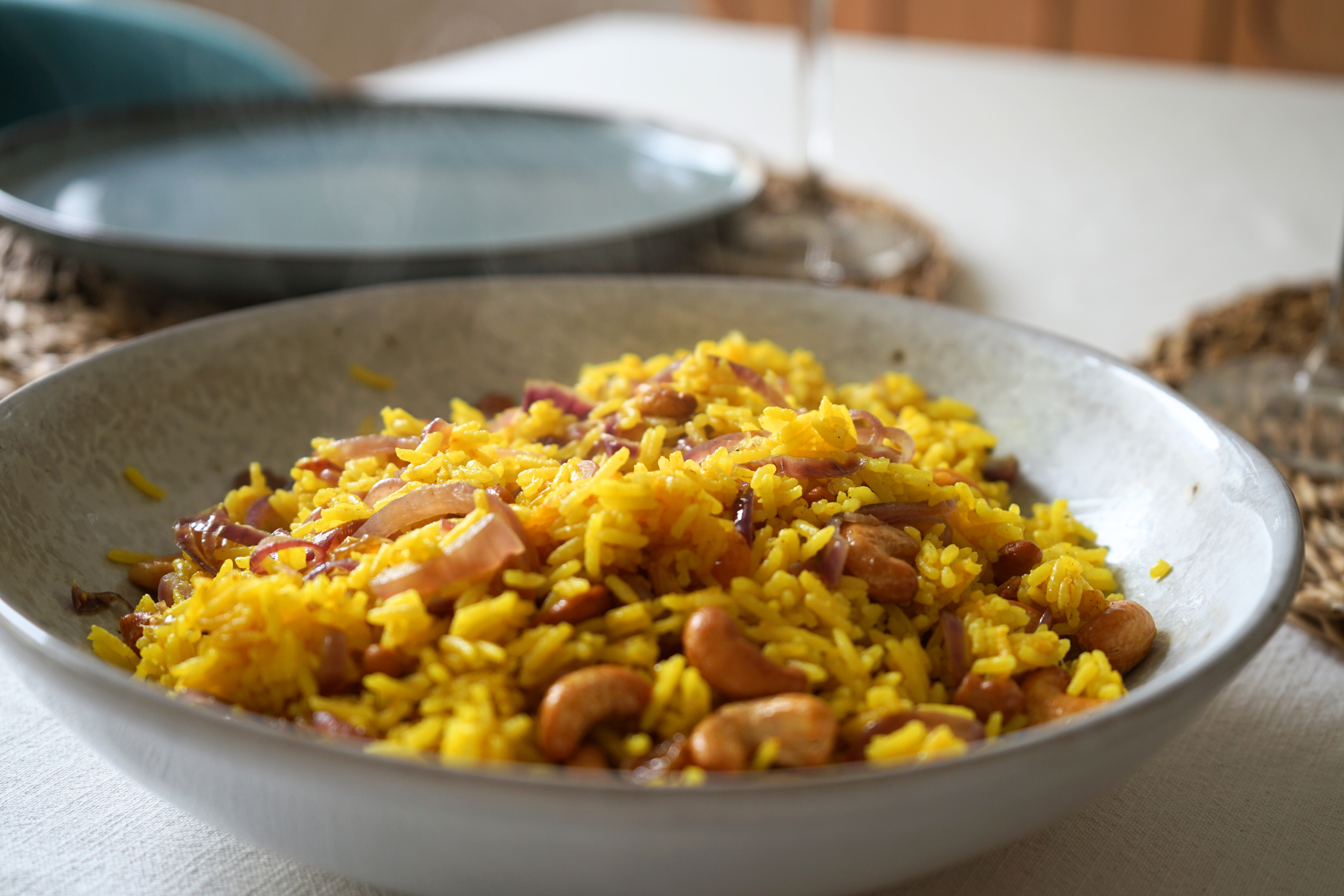 Riz indien épicé aux raisins et cajou